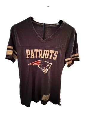 4/$45- NFL New England Patriots V-Neck Varsity Stripe Graphic Tee Women’s XL